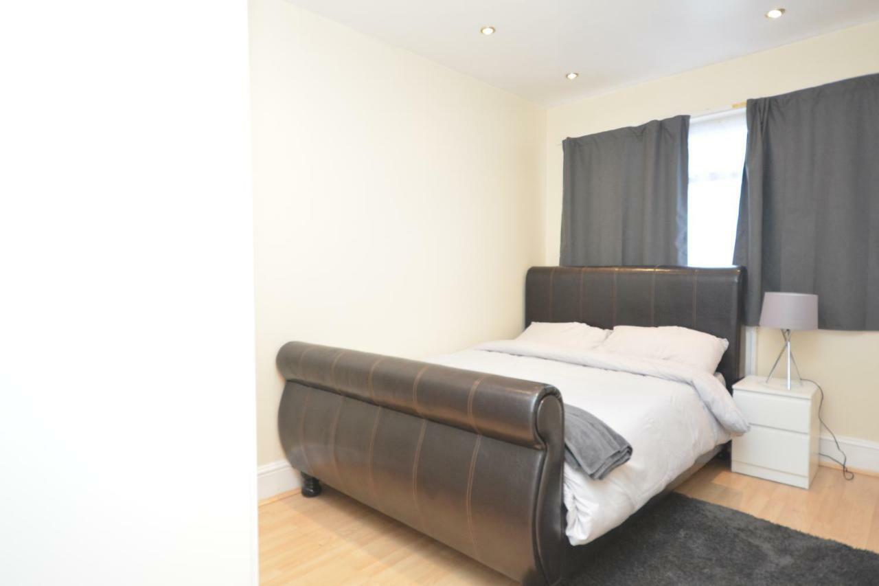 Four Bedroom Townhouse 12 Minutes Walk To Excel Exhibition Centre Londra Exterior foto
